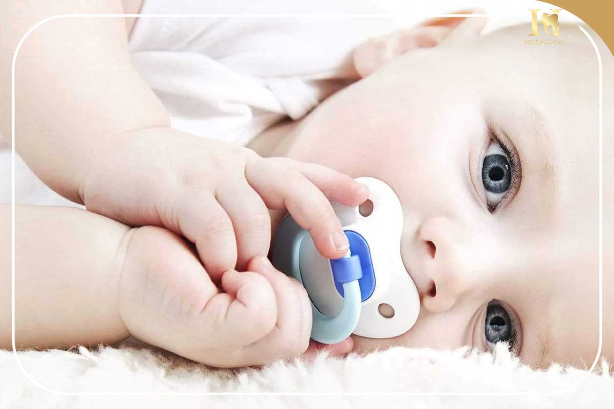 پستانک ارتودنسی چیست و چرا برای سلامت دندانهای نوزاد ضروری است؟ 2 سن مناسب برای استفاده از پستانک ارتودنسی